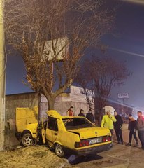 OTOMOBİLİN AĞACA ÇARPMASI KAMERADA; 2 YARALI