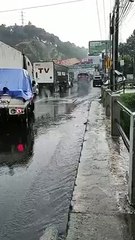 Reportan que las calles se mueven por el exceso de agua -3