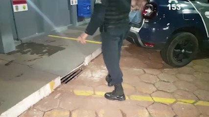 Homem invade residência, empurra vizinho e é detido