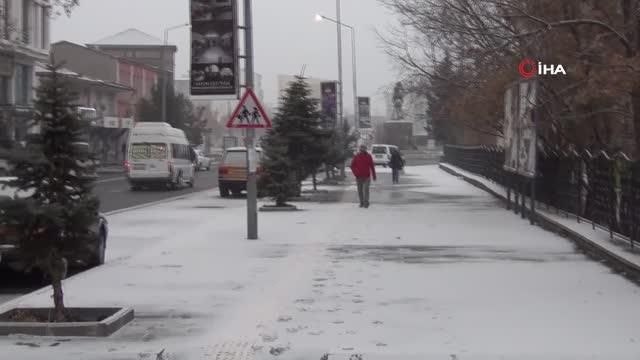 Kars'a mevsimin ilk karı yağdı