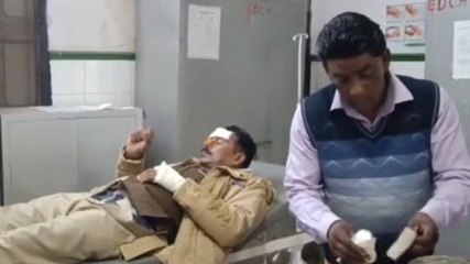 सम्भल:सड़क हादसे में घायल सिपाहियों को जिला संयुक्त चिकित्सालय में कराया भर्ती