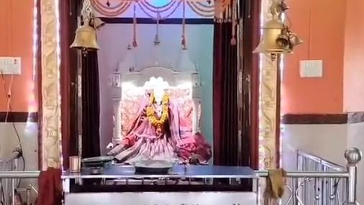 मुरैना : चोरों ने प्रसिद्ध मंदिर से चुराया सोने का छत्र, अब पुलिस चोरों की तलाश में जुटी