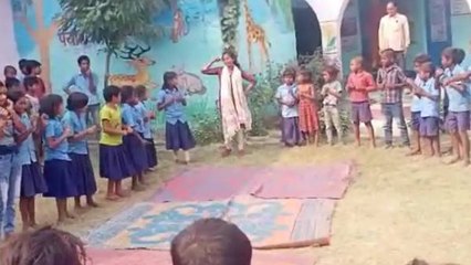 Video: बच्चों को पढ़ाने का अनोखा अंदाज़, तारीफ़ करते नहीं थक रहे लोग, कहा- मैडम का कोई जवाब नहीं