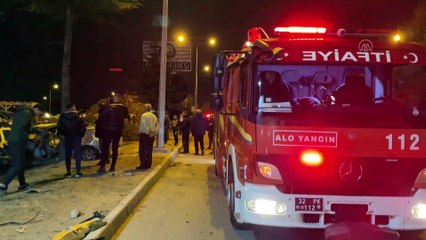 Ağaca çarpan araçtaki 2 kişi yaralandı