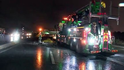 Bağcılar'da hafriyat kamyonu devrildi