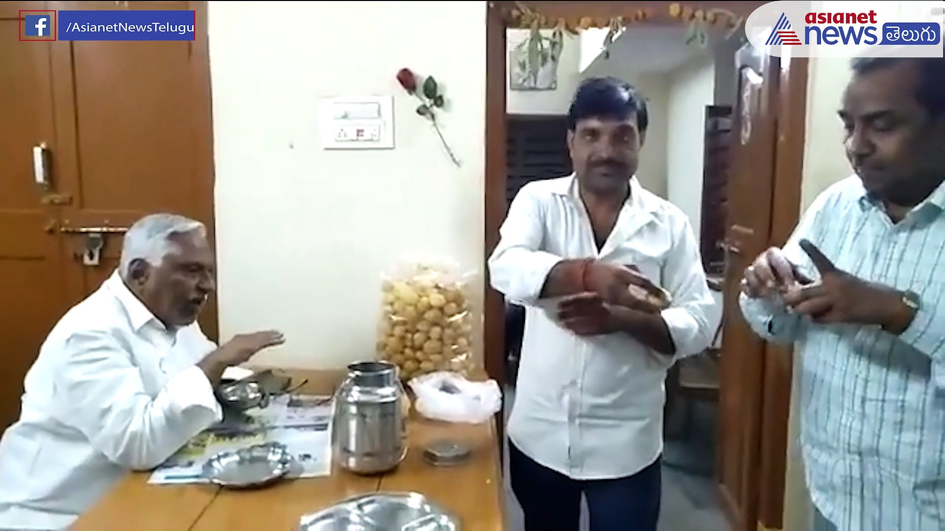 పానీపూరీ టేస్ట్ చేసిన కాంగ్రెస్ ఎమ్మెల్సీ జీవన్ రెడ్డి... 