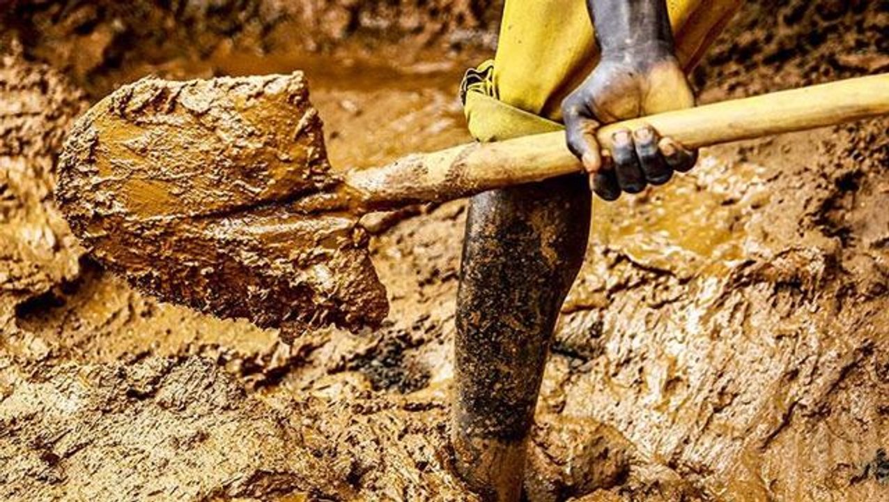 Emekli vatandaşın çamurlu toprak içerisinde bulduğu altının değeri akıllara ziyan