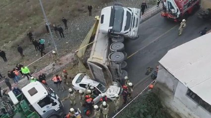 Başakşehir'de hafriyat kamyonu otomobil üzerine devrildi