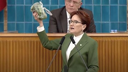 Akşener'den hayat pahalılığı tepkisi! Kürsüye market sepetindeki ürünlerle çıkıp fiyat değişimine dikkat çekti