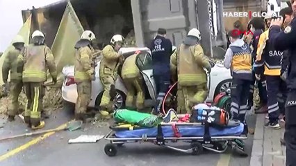 Başakşehir’de hafriyat kamyonu otomobilin üzerine devrildi