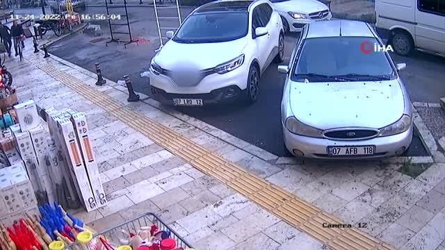 Girdiği apartmandaki zeytinyağlarını pazar arabasına yükleyip böyle götürdü