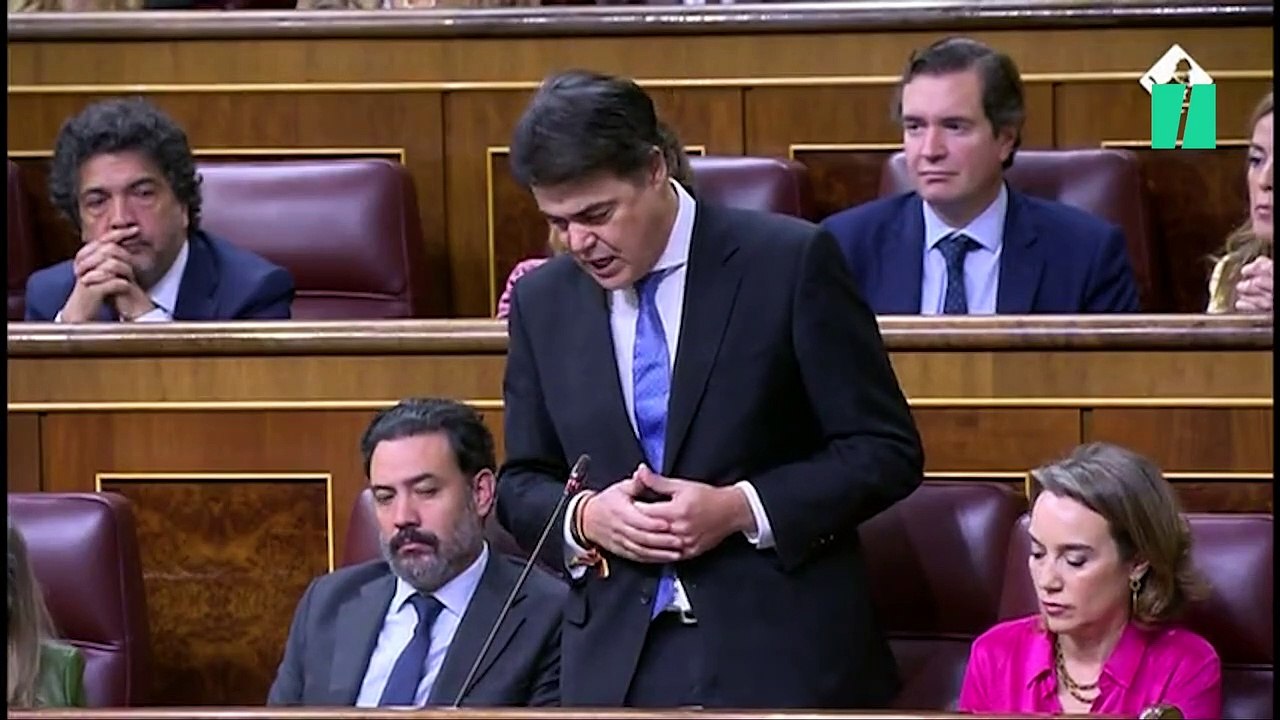 La cara de extrañeza de Sánchez y Calviño ante el reproche del diputado popular Carlos Rojas: "El presidente del Gobierno no se puede pasear por la calle sin temor a que le digan la verdad en su cara"