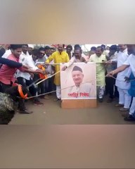 बोकडानं राज्यपालांच्या प्रतिमेला घेतलं शिंगावर नक्की काय झालं