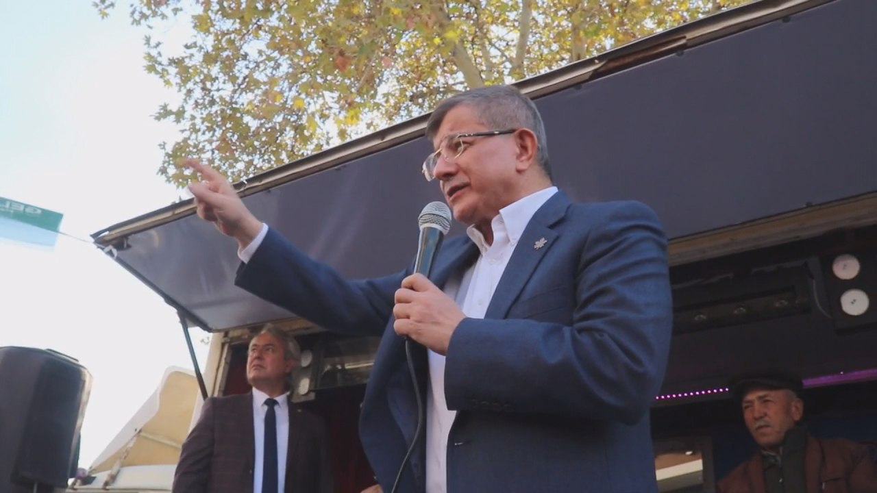 Davutoğlu: Bu halk peynir, zeytin alamazken kendileri 3-4 maaş alanlardan hesap soracağız