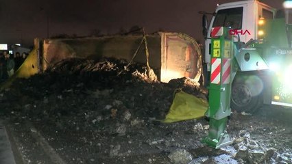 İSTANBUL-BAĞCILAR'DA HAFRİYAT KAMYONU DEVRİLDİ