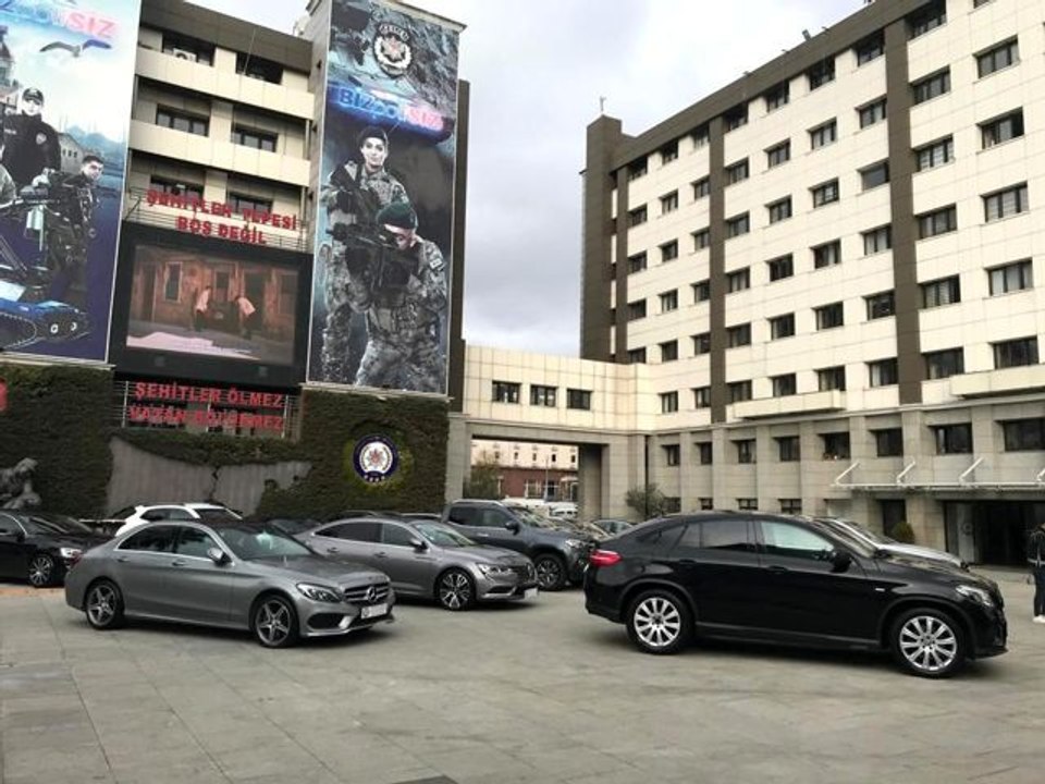 Lüks otomobil kaçakçılığıyla devleti 27 milyon lira zarara uğratan 37 kişi yakalandı