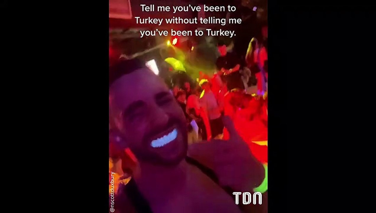 Un influenceur se refait les dents en Turquie, elles sont devenues fluorescentes