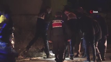 Saçından sürüklediği karısının başını keserek öldürdü