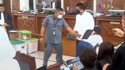 Motif Wanita Ini Nekat Hampiri Sambo di Ruang Sidang