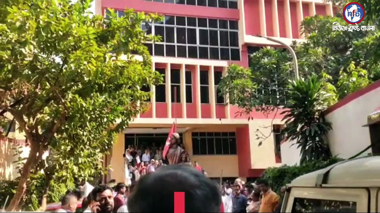 প্রয়াত রাজ্যের প্রাক্তন মন্ত্রী ও সিপিআইএম নেতা মানব মুখোপাধ্যায়। দীর্ঘ রোগ ভোগের পর ৬৭ বছর বয়সে মল্লিকবাজারের এক বেসরকারি হাসপাতালে বুধবার শেষ নিঃশ্বাস ত্যাগ করেন এই বাম নেতা।