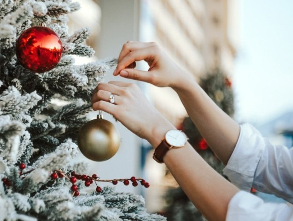 Weihnachtsbaum: So hältst du ihn bis zur Bescherung frisch