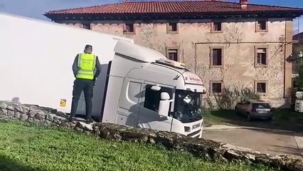 La Guardia Civil atiende una incidencia por un camión atrapado en Etuláin