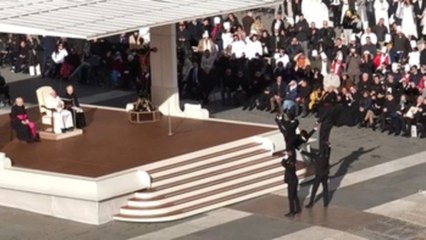 El papa asistió a una breve actuación de los acróbatas "Black Blues Brothers"