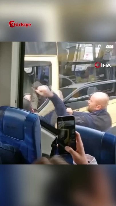 Küçükçekmece'de Minibüsçüler Tekme Tokat Kavga Etti #shorts #minibüs #kavga #şoför #küçükçekmece