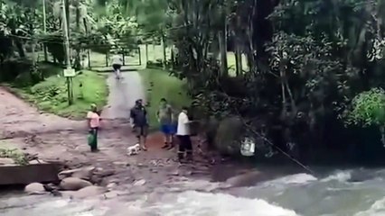 Ponte é derrubada com força da água e famílias recebem mantimentos por tirolesa improvisada em SC