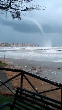 Maltempo a Crotone, tromba d'aria scoperchia un ristorante
