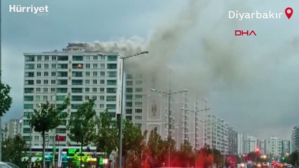 Diyarbakır'da 13 katlı binanın çatı katında yangın çıktı