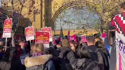 İngiltere'de greve giden binlerce üniversite çalışanı yürüyüş düzenledi