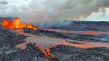 O maior vulcão ativo do mundo entrou em erupção no domingo.