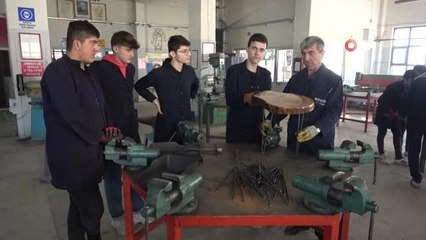 Meslek liseliler atık malzemelerle hem becerilerini artırıyor hem de üretiyorlar