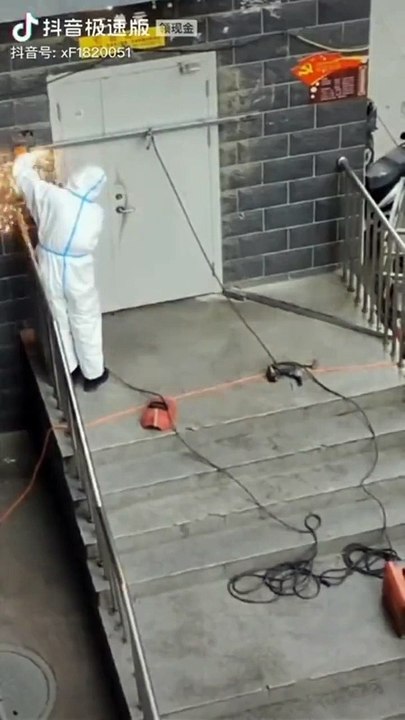 Une brigade anti-covid vient souder une porte en Chine... extrême comme solution anti evasion