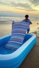 Il s'installe sur une bouée en mer pour regarder un film