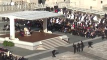 Un gruppo di ballerini kenioti si esibisce per il Papa in piazza San Pietro