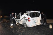 Hakkari'de dağdan kopan kaya parçalarının üzerine düştüğü araçtaki iki kişi yaralandı