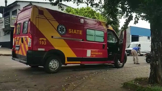 Após colidir contra um poste, motociclista apresenta suspeita de fratura