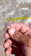 Este hombre encontró un anillo de 40 mil dólares en la playa y lo devolvió