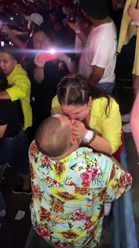 VIDEO| ¡Con Ojitos Lindos de fondo! Hondureños se juran amor eterno en concierto de Bad Bunny