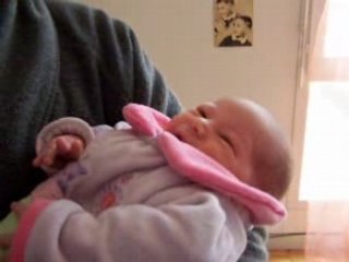 Lilith découvre Cure dans les bras de son papa