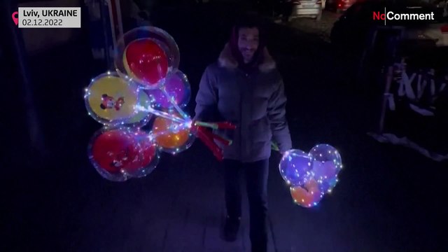 Vida continua em Lviv apesar dos apagões constantes