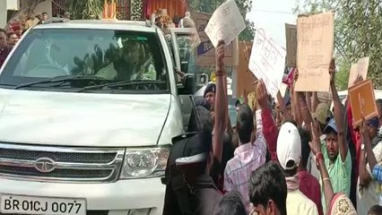 CM Nitish Kumar के कार्यक्रम में लोगों ने किया जमकर हंगामा, मुश्किलों से निकला काफिला