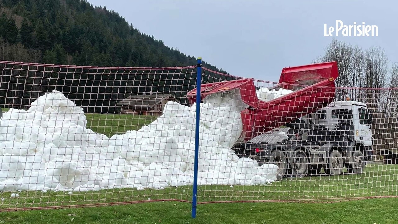 "Une fête populaire" :  le Grand Bornand défend sa Coupe du monde de Biathlon sur neige artificielle