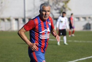 73 yaşındaki futbolcu yeşil sahalarda top koşturuyor