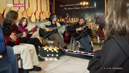 Engelleri gitar çalarak aştı