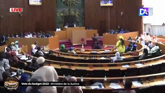 Rissa in Parlamento, calci e pugni tra deputati - Video
