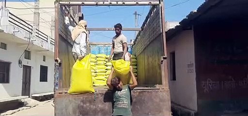 सालमगढ़ समिति में पहुंचा यूरिया, किसानों की कतारें लगी