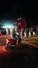 Caminhoneiro sendo xingado por bolsonaristas antes da confusão em BR de RO